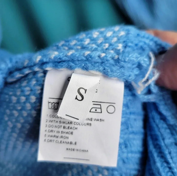 Blue and White Sweater 100% acrylic Small - Picture 6 of 6